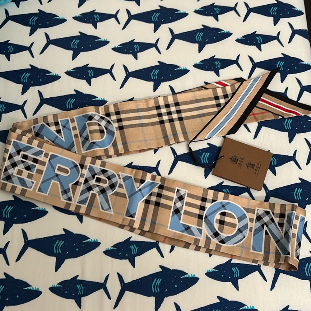 Burberry skinny scarf